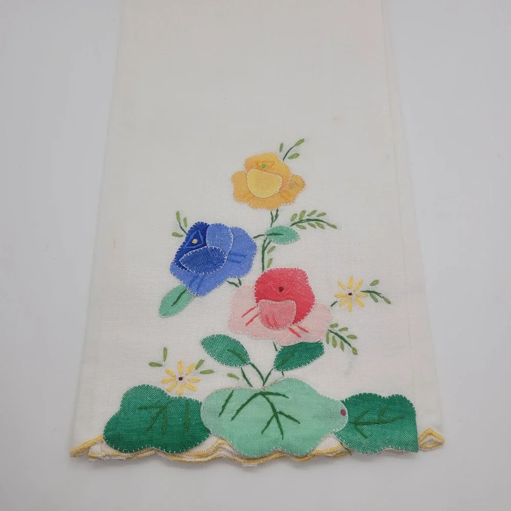 Vintage Embroidered Floral Hand Towels Set of 2 White Scalloped Edge Cottagecore